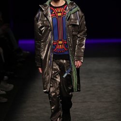 Conjunto masculino de prendas holográficas en el desfile otoño/invierno 2020-2021 de Custo Barcelona