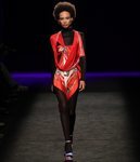 Vestido asimétrico con base de pañuelo en el desfile otoño/invierno 2020-2021 de Custo Barcelona