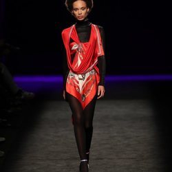 Vestido asimétrico con base de pañuelo en el desfile otoño/invierno 2020-2021 de Custo Barcelona