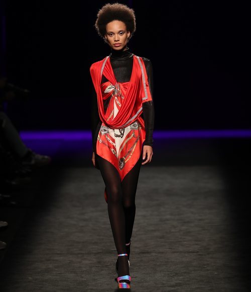 Vestido asimétrico con base de pañuelo en el desfile otoño/invierno 2020-2021 de Custo Barcelona