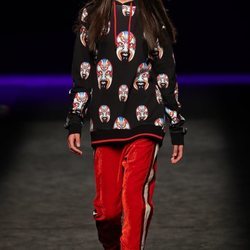 Cojunto de sudadera y pantalón estilo deportivo en el desfile otoño/invierno 2020-2021 de Custo Barcelona