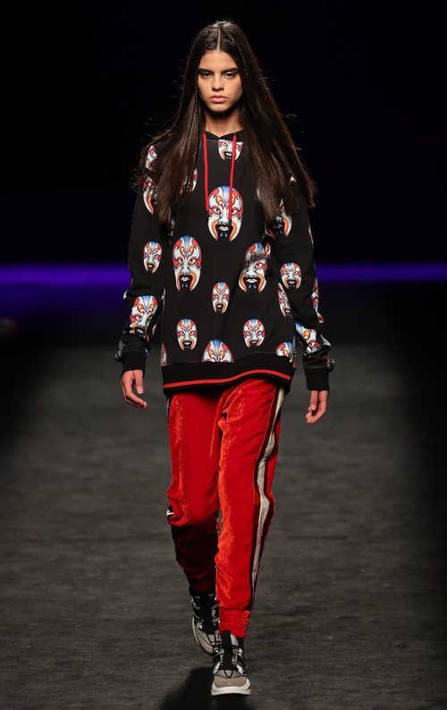 Cojunto de sudadera y pantalón estilo deportivo en el desfile otoño/invierno 2020-2021 de Custo Barcelona