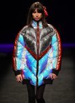 Abrigo acolchado con materiales iridiscentes en el desfile otoño/invierno 2020-2021 de Custo Barcelona