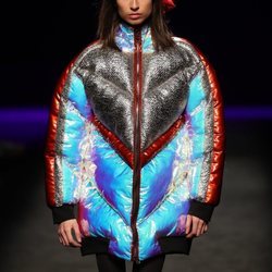 Abrigo acolchado con materiales iridiscentes en el desfile otoño/invierno 2020-2021 de Custo Barcelona