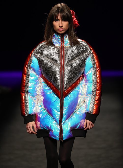 Abrigo acolchado con materiales iridiscentes en el desfile otoño/invierno 2020-2021 de Custo Barcelona