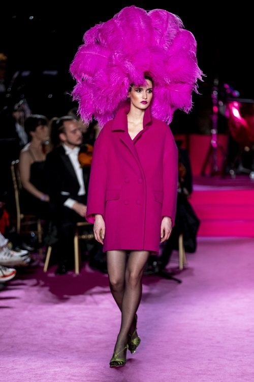 Abrigo estructurado en rosa fucsia en el desfile otoño/invierno 2020-2021 de Pertegaz