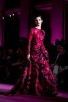 Vestido largo con estampado de flores en el desfile otoño/invierno 2020-2021 de Pertegaz