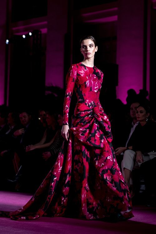 Vestido largo con estampado de flores en el desfile otoño/invierno 2020-2021 de Pertegaz