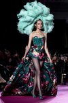 Vestido largo asimétrico con estampado de flores en el desfile otoño/invierno 2020-2021 de Pertegaz