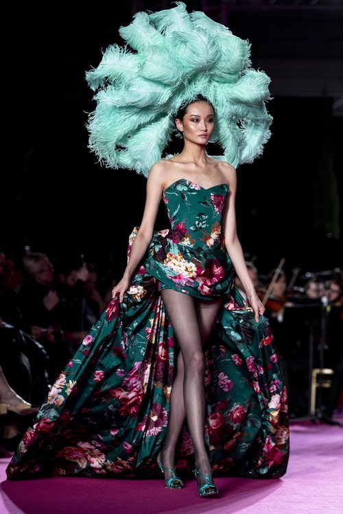 Vestido largo asimétrico con estampado de flores en el desfile otoño/invierno 2020-2021 de Pertegaz