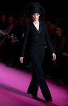 Dos piezas negro en el desfile otoño/invierno 2020-2021 de Pertegaz