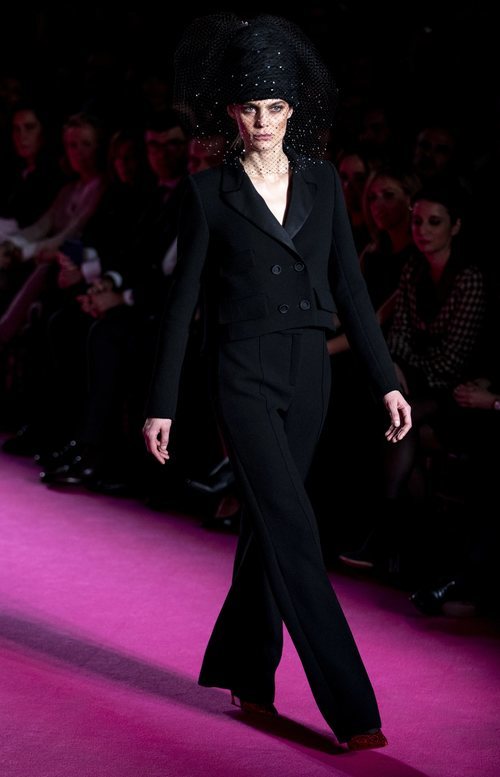Dos piezas negro en el desfile otoño/invierno 2020-2021 de Pertegaz