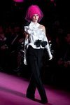 Top asimétrico con detalle de volante y pantalón de campana en el desfile otoño/invierno 2020-2021 de Pertegaz