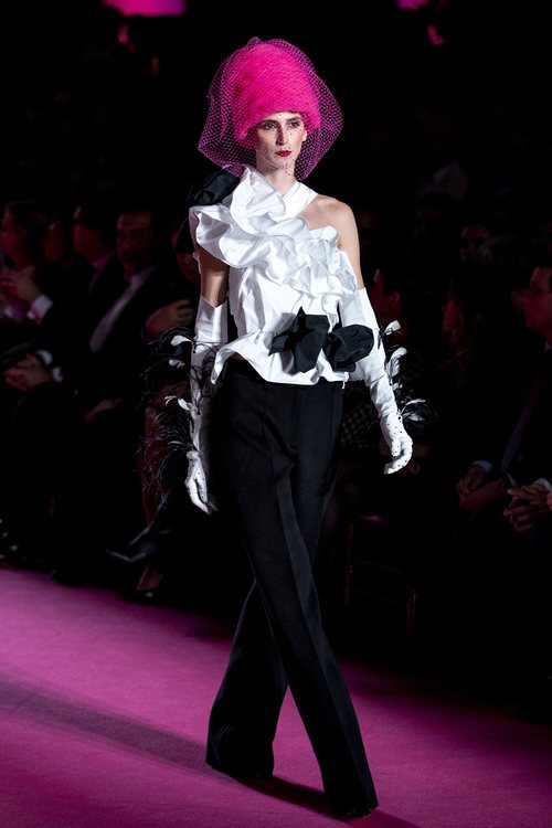 Top asimétrico con detalle de volante y pantalón de campana en el desfile otoño/invierno 2020-2021 de Pertegaz