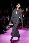 Vestido con escote lagrima y estampado retro en el desfile otoño/invierno 2020-2021 de Pertegaz