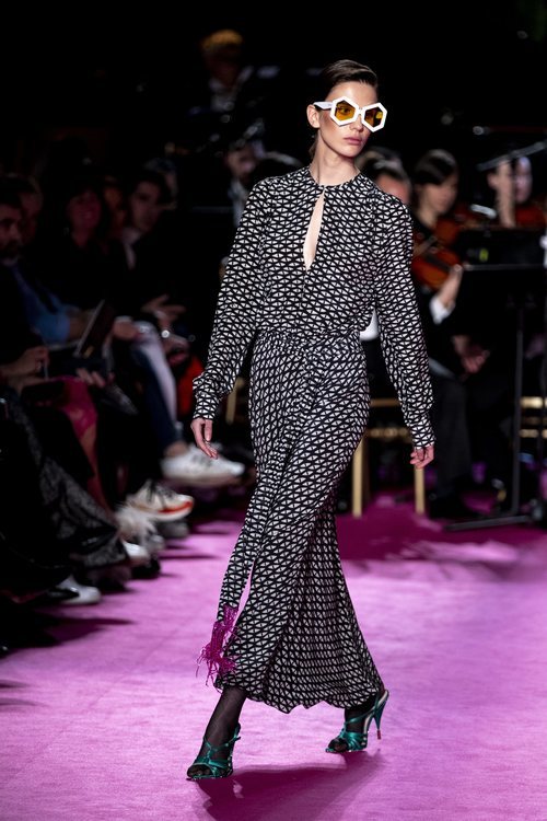 Vestido con escote lagrima y estampado retro en el desfile otoño/invierno 2020-2021 de Pertegaz