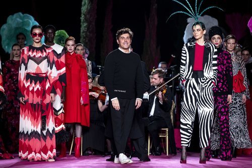 Jorge Vázquez junto al carrusel de modelo en el desfile otoño/invierno 2020-2021 de Pertegaz