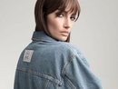 La modelo Lily Aldridge con chaqueta vaquera de la colección con Levi's