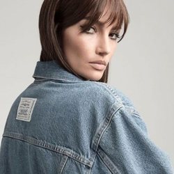 La modelo Lily Aldridge con chaqueta vaquera de la colección con Levi's