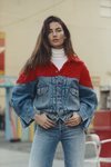 La modelo Lily Aldridge con chaqueta vaquera y estampado de Levi's