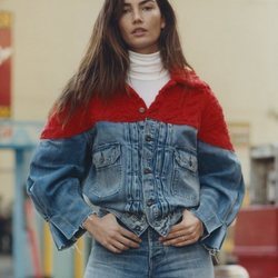 La modelo Lily Aldridge con chaqueta vaquera y estampado de Levi's