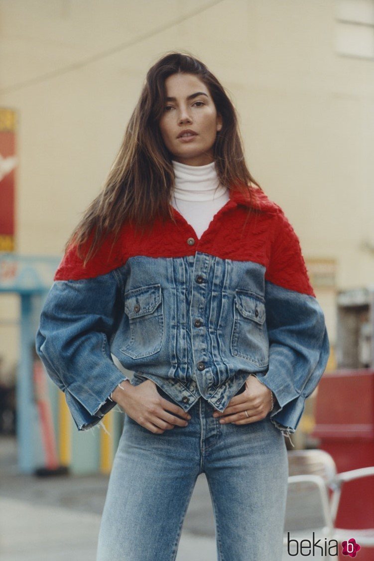 La modelo Lily Aldridge con chaqueta vaquera y estampado de Levi's