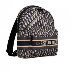 Mochila en color beige de la colección de viaje 2020 de Dior