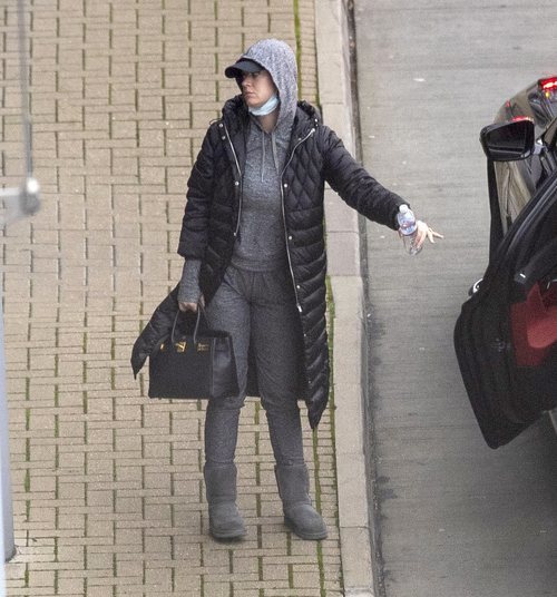 Katy Perry aterriza en el aeropuerto de Londres de incognito