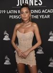 Cami con un mini vestido nude en la alfombra roja del premio Persona del Año 2019 en los Grammy Latino