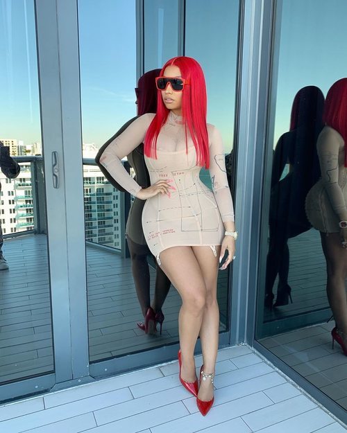Nicki Minaj con un mini vestido nude en la terraza de su casa