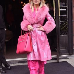 Jessica Simpson con un look rosa por Nueva York
