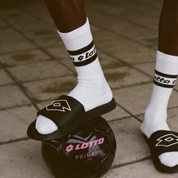 Calcetines y chanclas de la colección Lotto x Primark