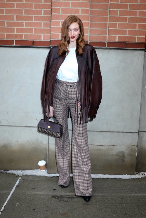 Larsen Thompson apuesta por un atuendo de cuero y flecos