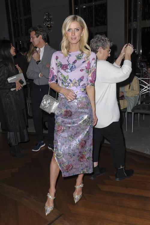 Nicky Hilton con un atuendo estrafalario en el desfile de Prabal Gurung 2020