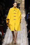 Abrigo de paño y botas de cuero otoño/ invierno 2020 de Michael Kors