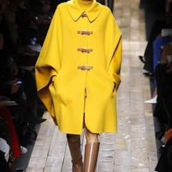 Abrigo de paño y botas de cuero otoño/ invierno 2020 de Michael Kors