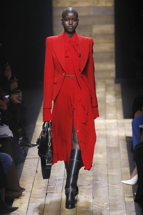 Vestido y blazer en color rojo otoño/ invierno 2020 de Michael Kors