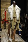 Conjunto camel y abrigo denim con pelo otoño/ invierno 2020 de Michael Kors