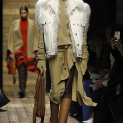 Conjunto camel y abrigo denim con pelo otoño/ invierno 2020 de Michael Kors