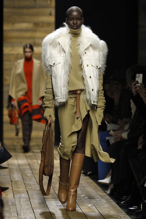 Conjunto camel y abrigo denim con pelo otoño/ invierno 2020 de Michael Kors