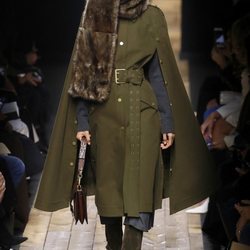 Abrigo de paño y bufanda otoño/ invierno 2020 de Michael Kors