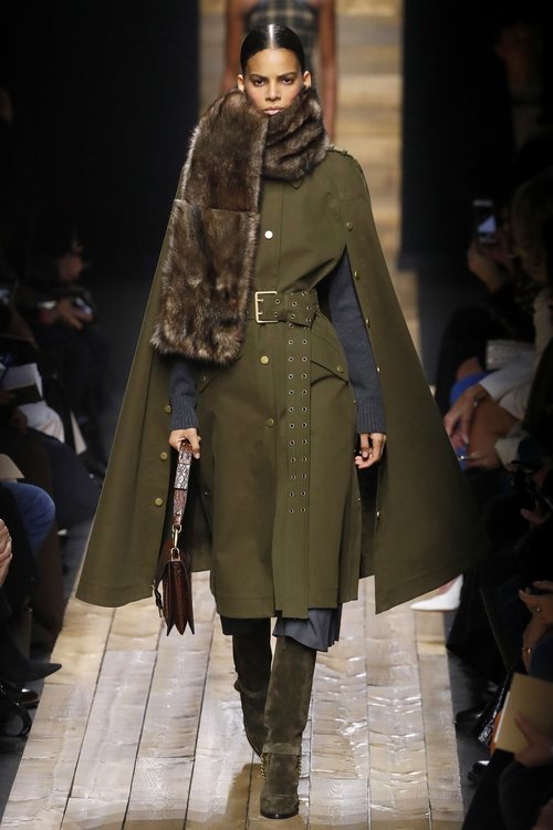 Abrigo de paño y bufanda otoño/ invierno 2020 de Michael Kors