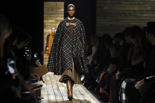 Capa y vestido otoño/ invierno 2020 de Michael Kors