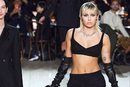 Miley Cyrus sobre la pasarela del desfile otoño/ invierno 2020 de Marc Jacobs