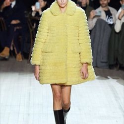Abrigo y gorro otoño/ invierno 2020 de Marc Jacobs