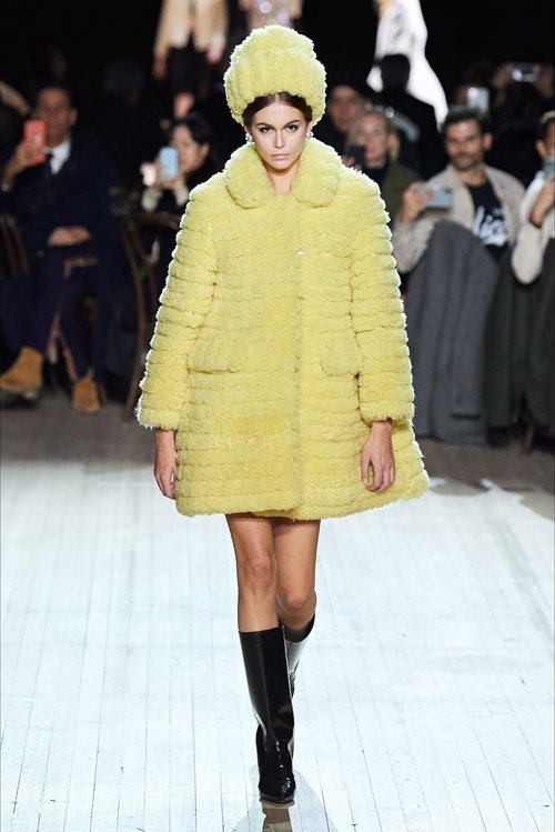 Abrigo y gorro otoño/ invierno 2020 de Marc Jacobs