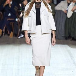 Conjunto en blanco otoño/ invierno 2020 de Marc Jacobs