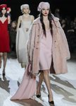 Abrigo y vestido combinado otoño/ invierno 2020 de Marc Jacobs