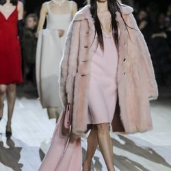Abrigo y vestido combinado otoño/ invierno 2020 de Marc Jacobs