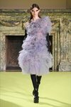 Vestido de tul y sandalias de plataforma otoño/ invierno 2020 de Vera Wang